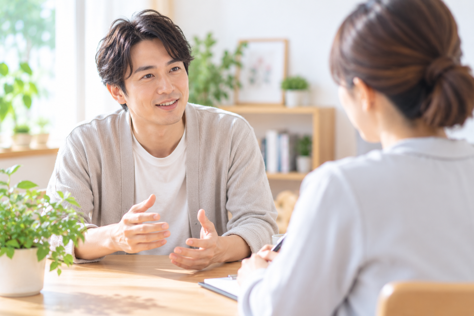 男性が相談相手と話す場面のイメージ