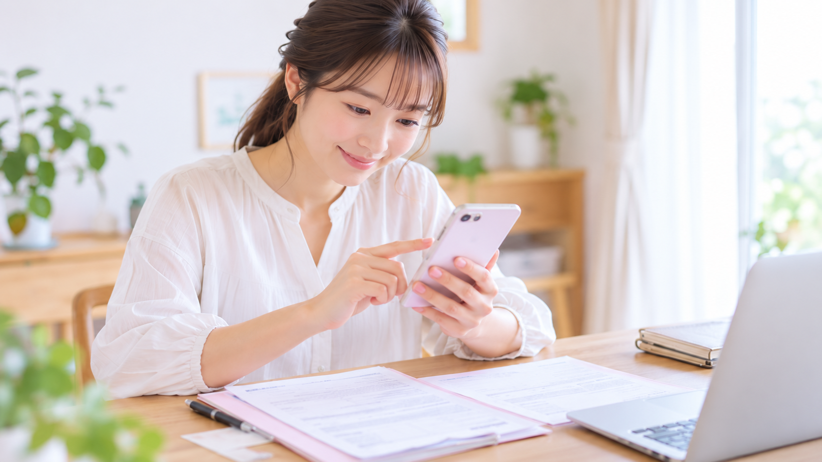 自宅でスマートフォンと申請書類を確認する保護者のイメージ