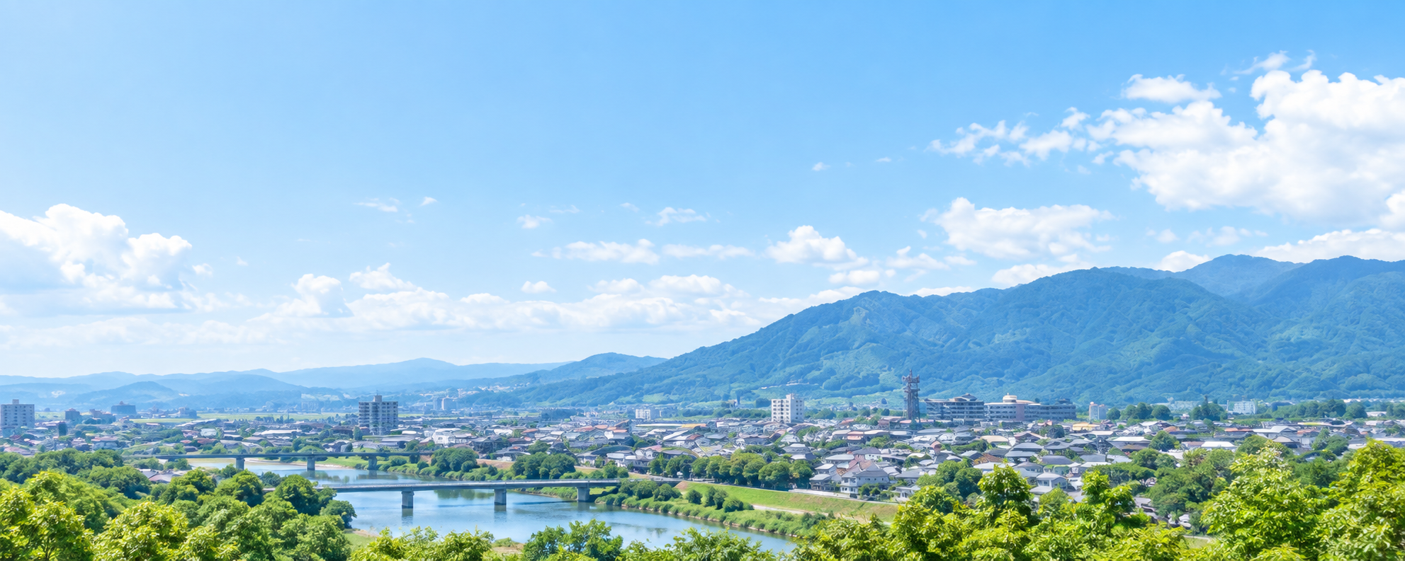 青空と山並み、川のあるまちを見渡す防災情報のイメージ