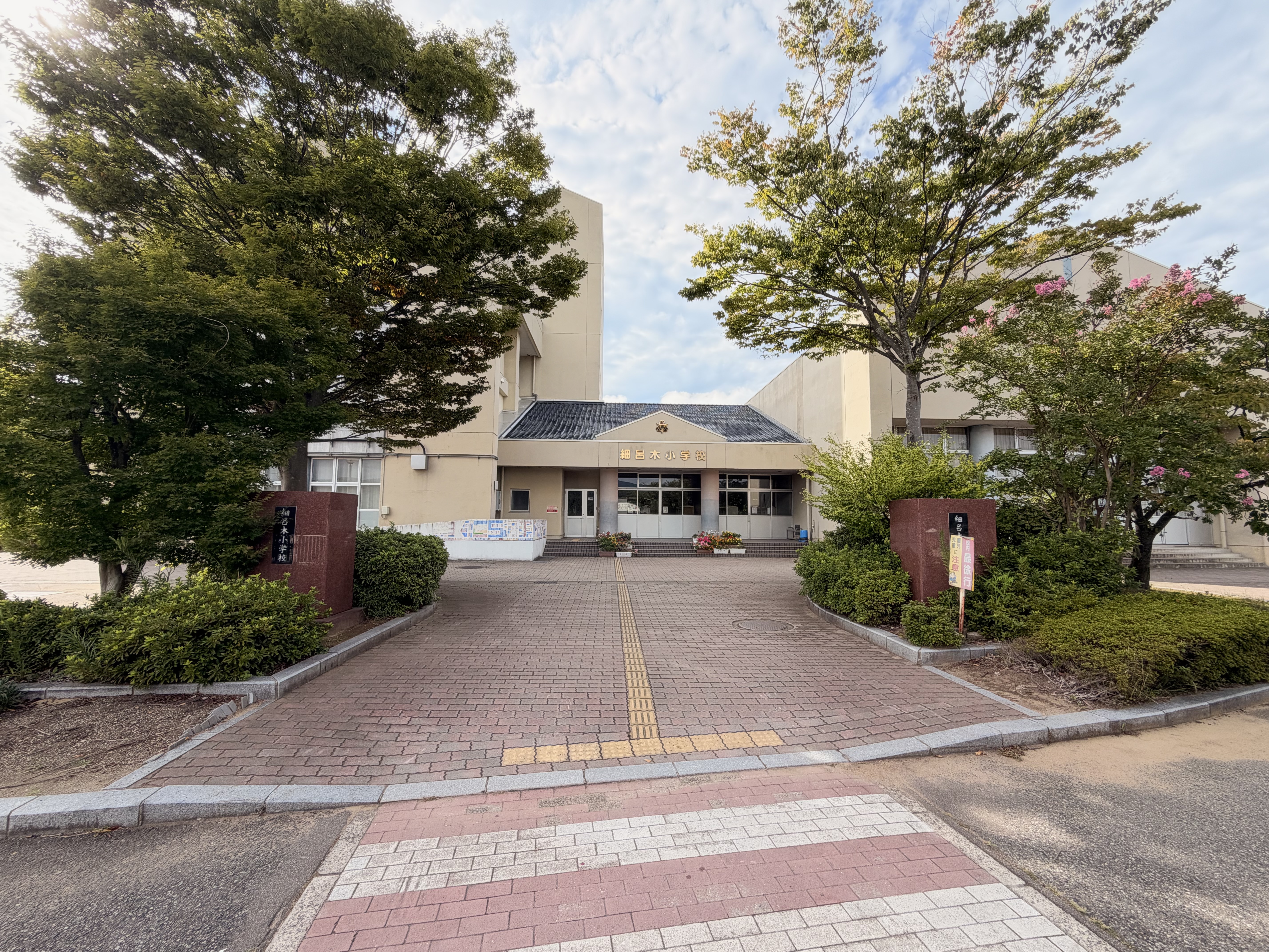 細呂木小学校の外観