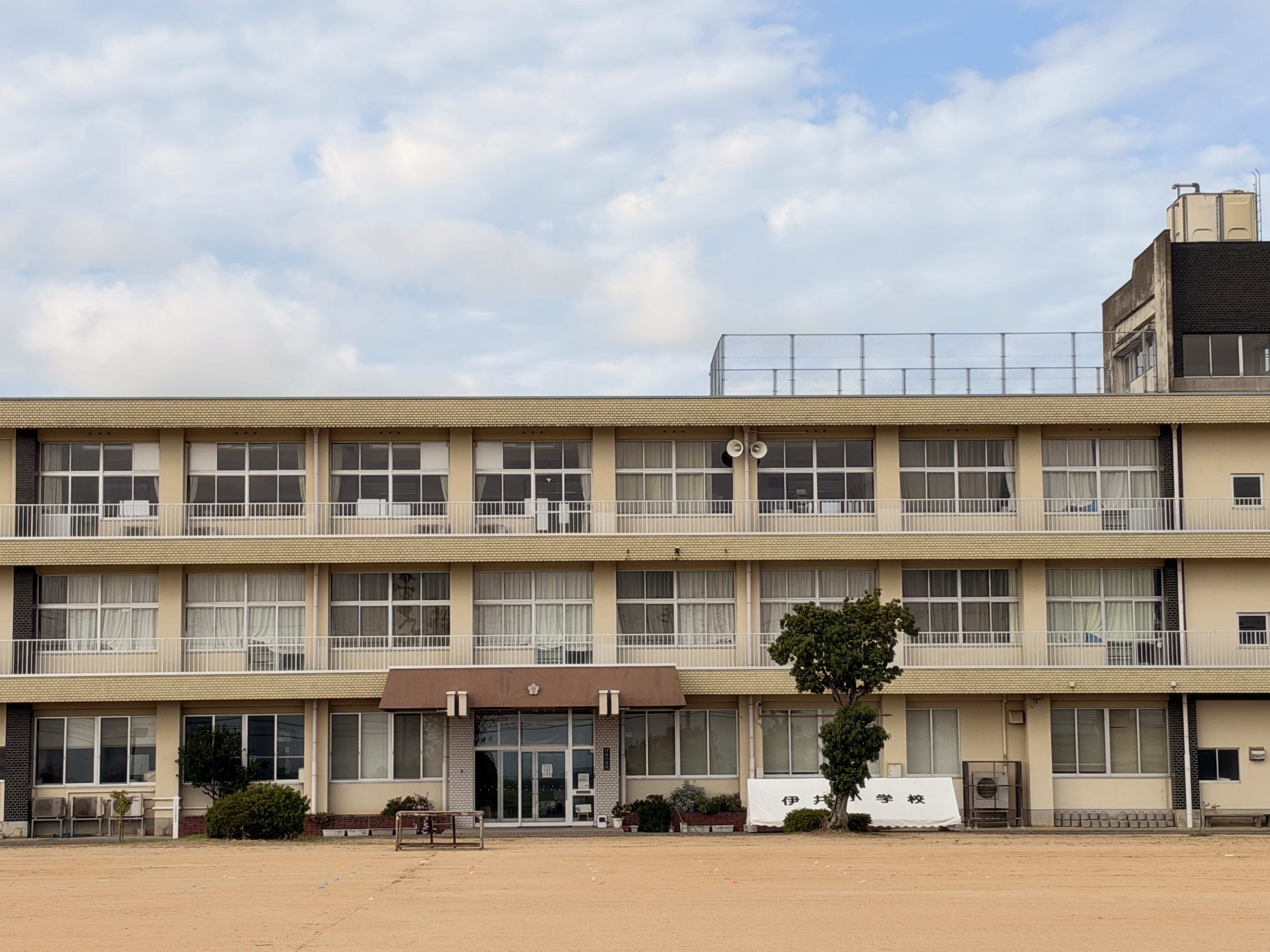 伊井小学校の外観