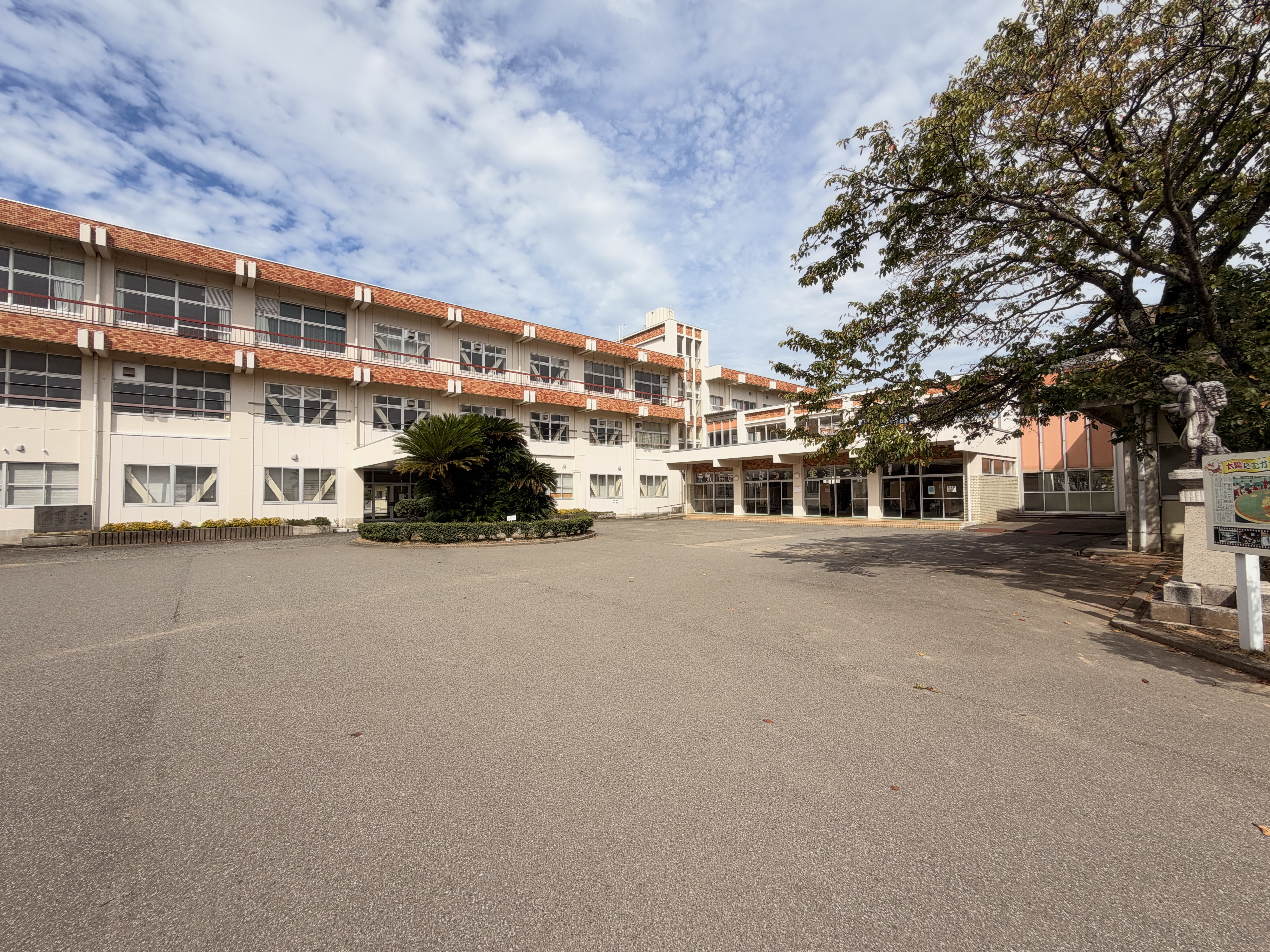 金津小学校の外観
