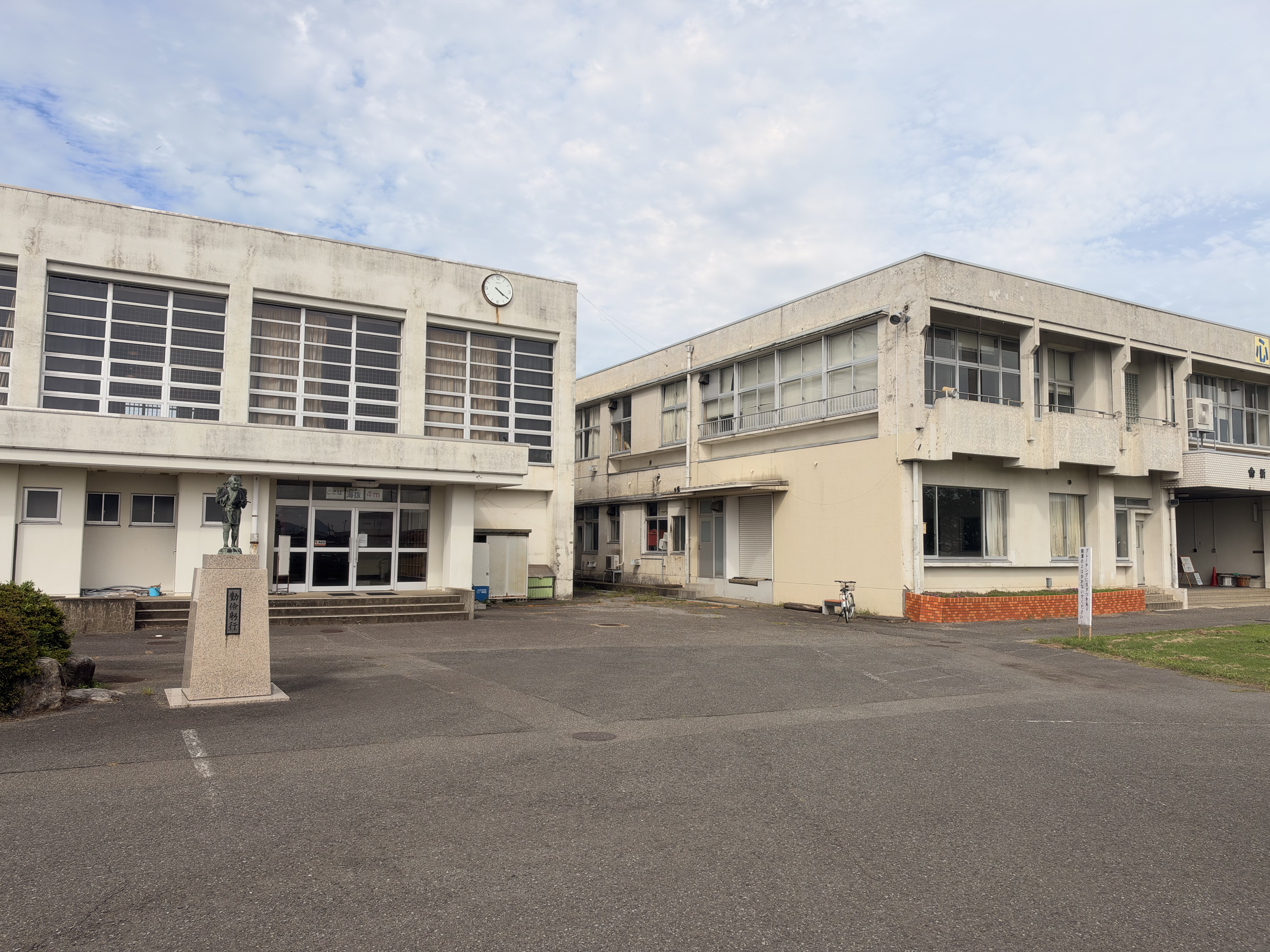 新郷小学校の外観
