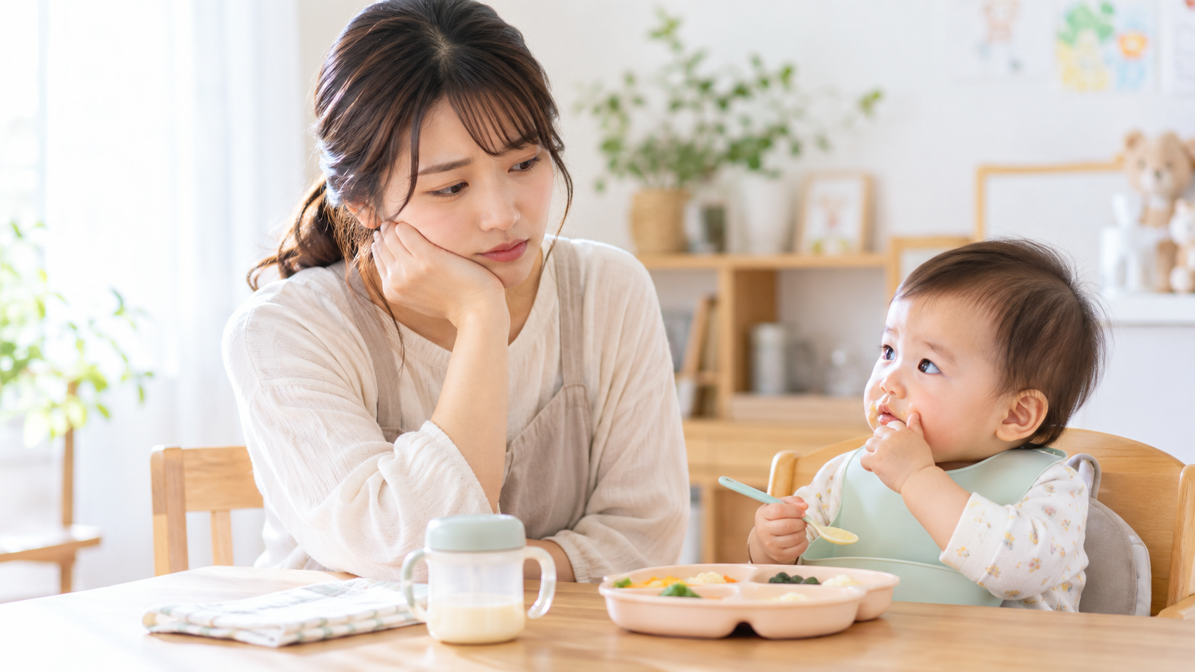 離乳食を前に赤ちゃんの様子を見守る保護者のイメージ