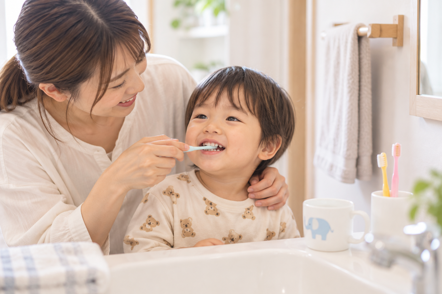2歳ごろの子どもの仕上げみがきをする保護者のイメージ