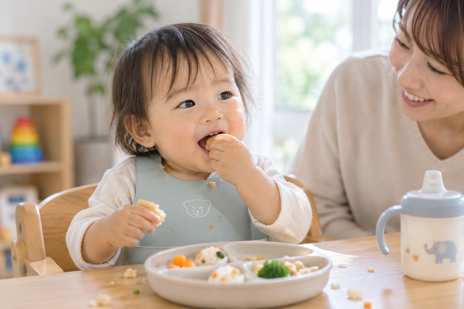 食事を楽しむ1歳ごろの子どものイメージ