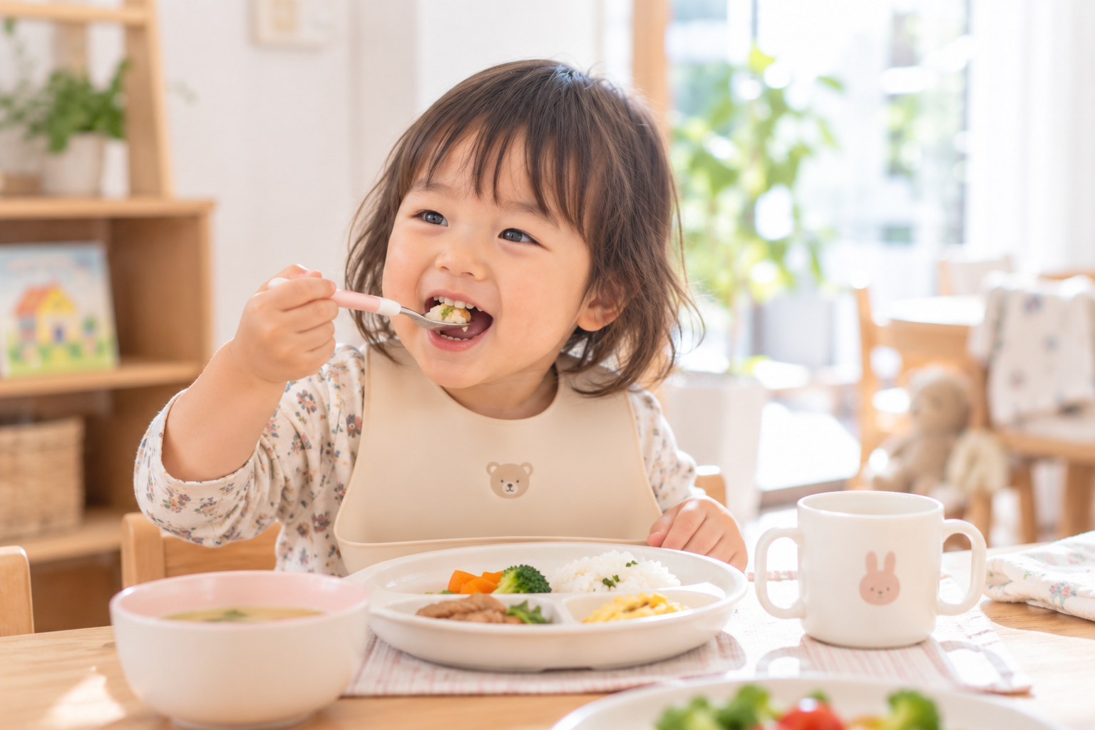 自分で食事をする2歳ごろの子どものイメージ