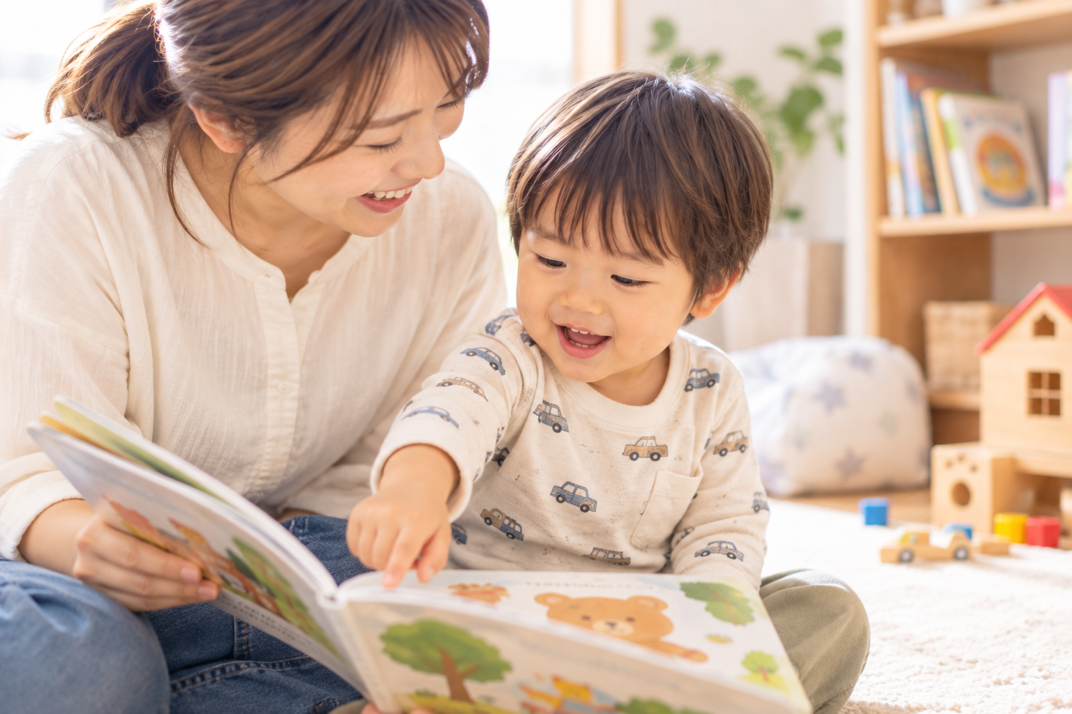 絵本を見ながら保護者とやりとりする2歳ごろの子どものイメージ