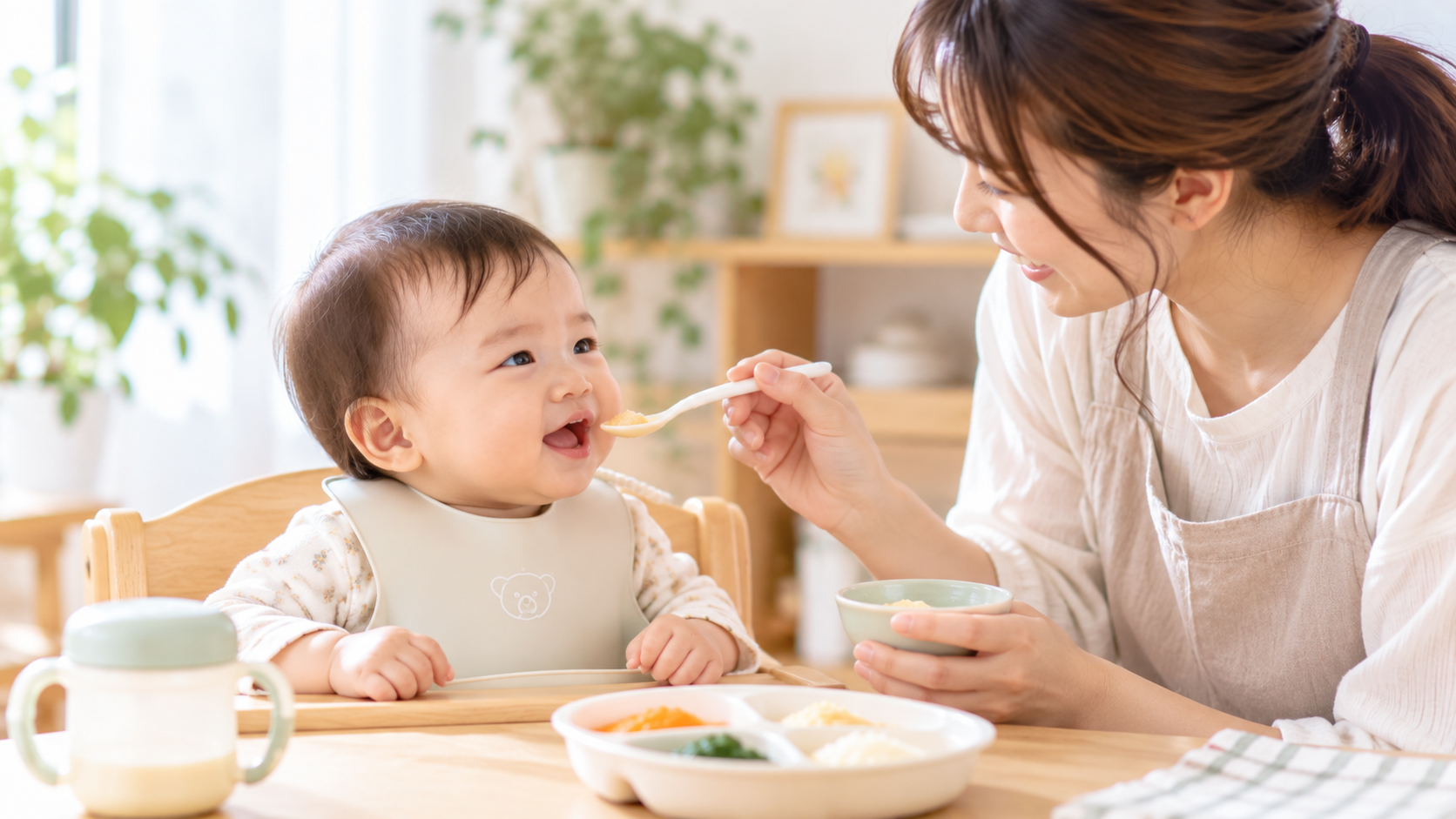 赤ちゃんが初めての離乳食に興味を示すイメージ