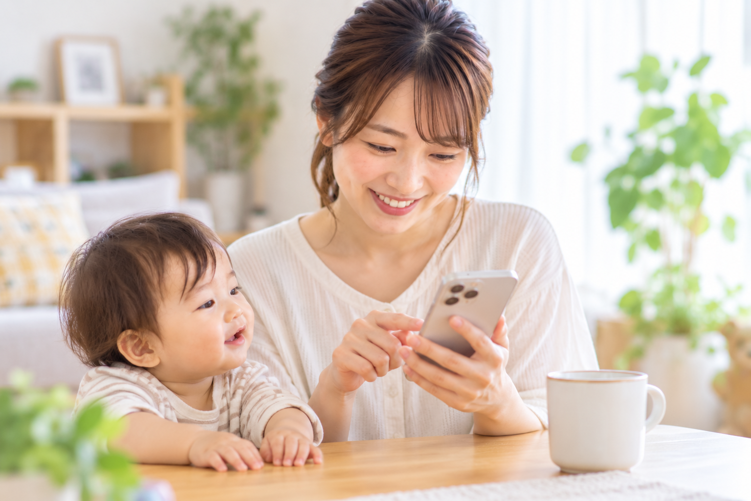 スマートフォンで申請する保護者のイメージ